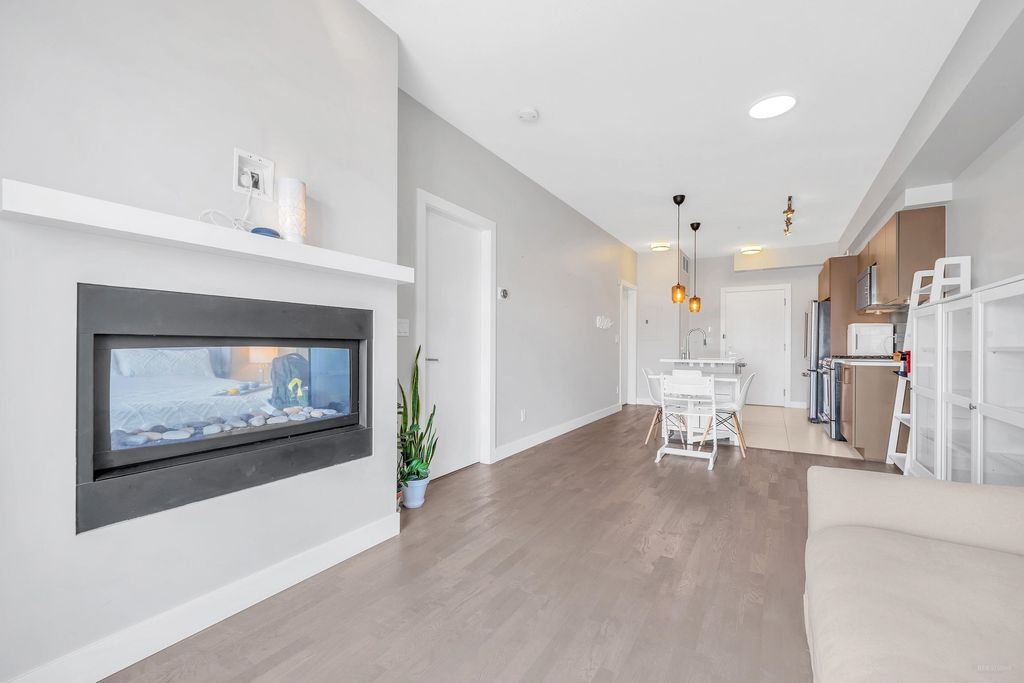 listing image 1102862102174646695