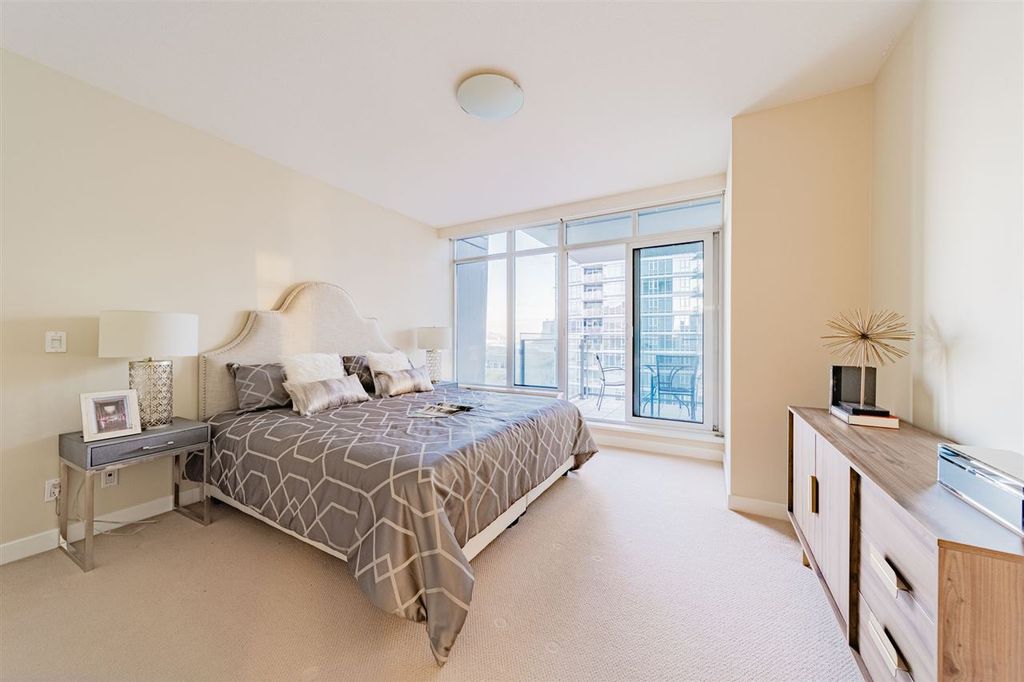 listing image 1102949175490772671