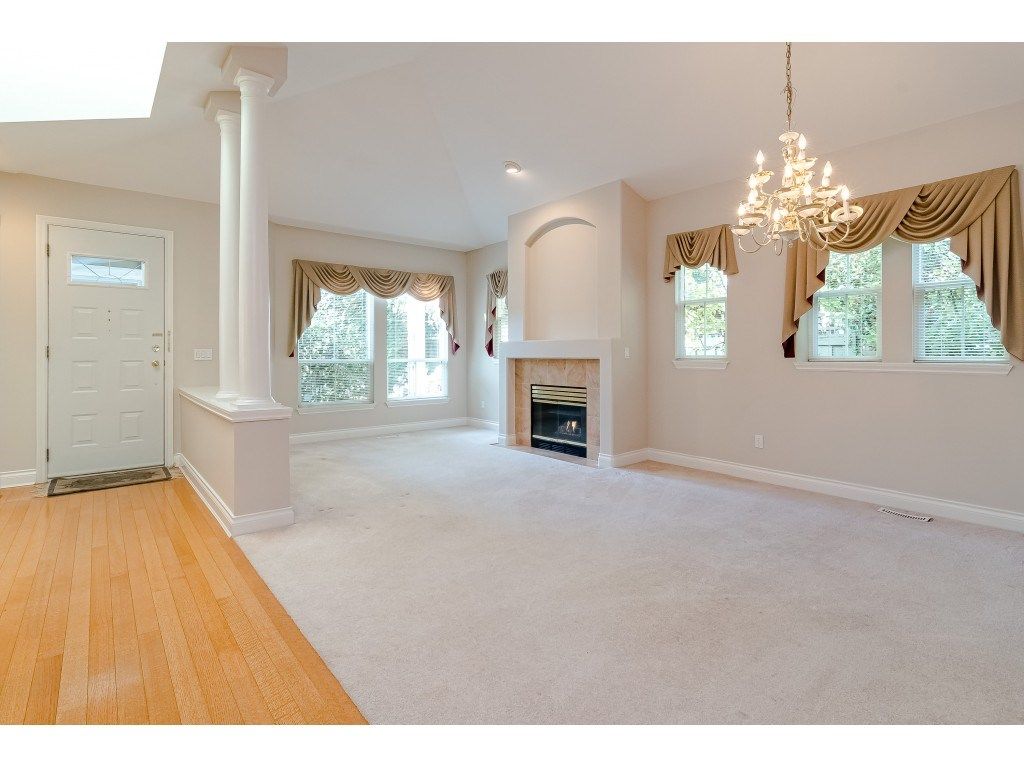 listing image 1103405306616008637