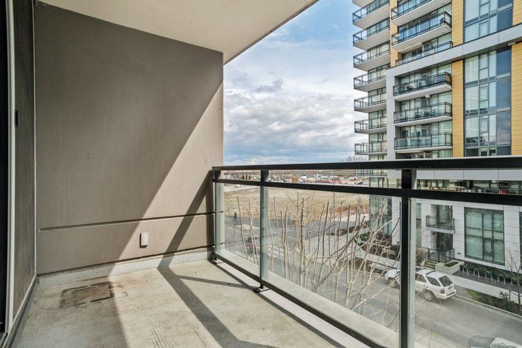 listing image 1107362718011753929
