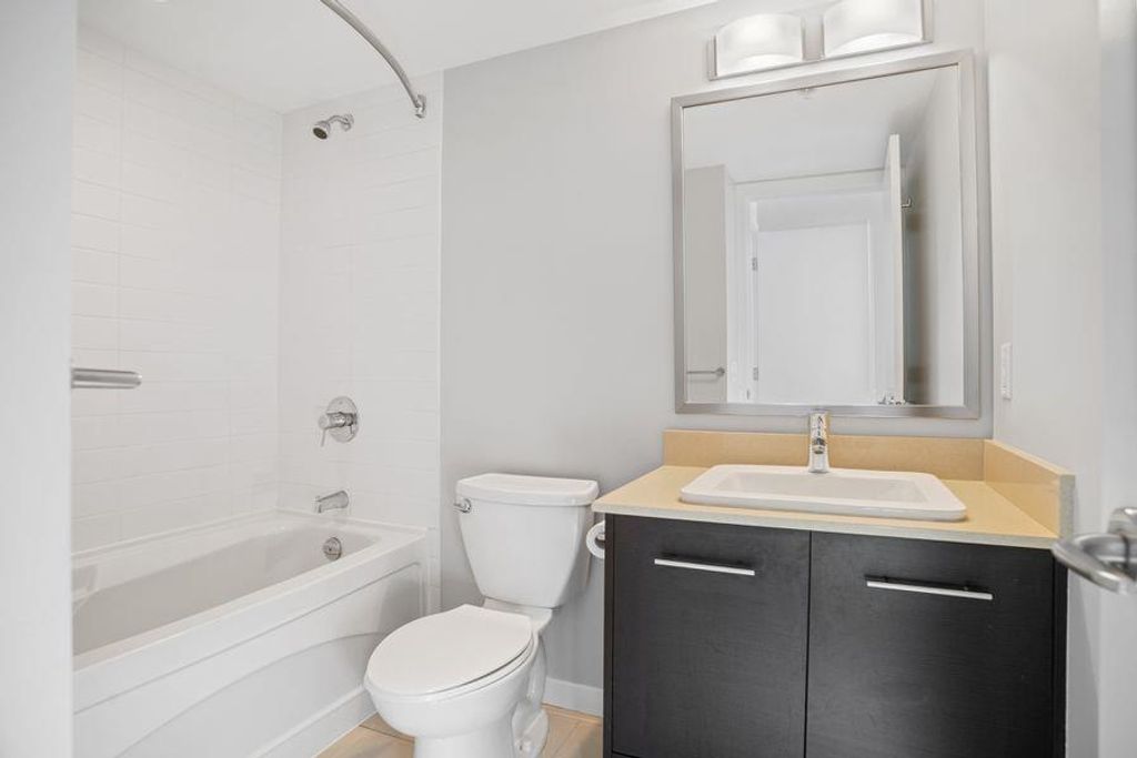 listing image 1109858742572860868