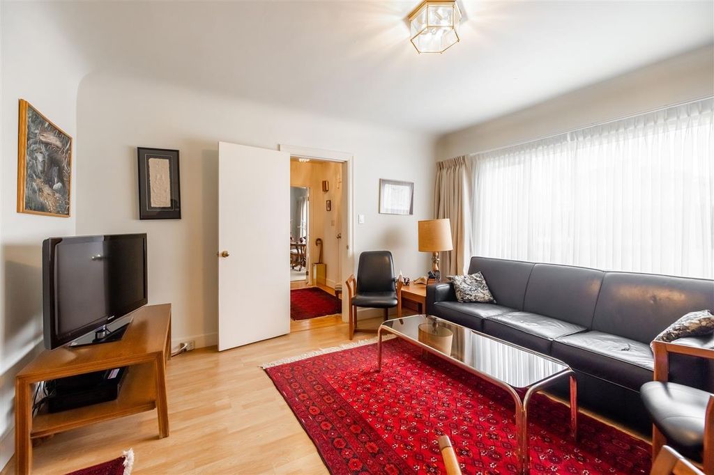 listing image 1106078037853431878