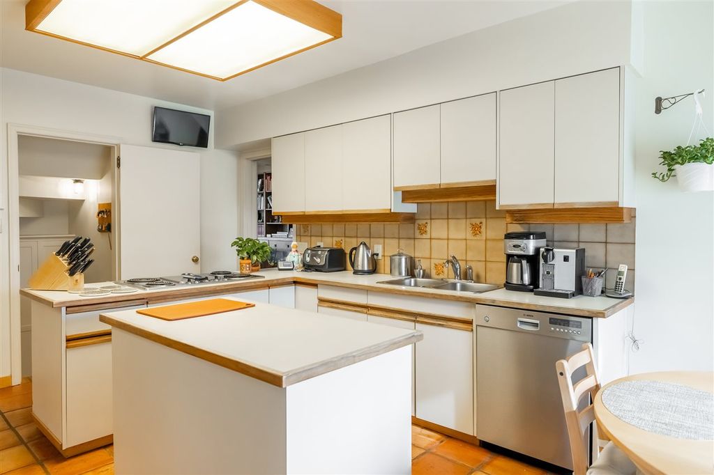listing image 1102022325166046217