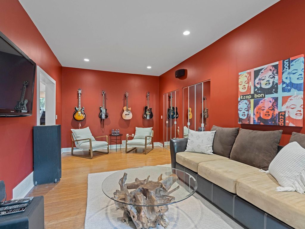 listing image 1109204413228903835