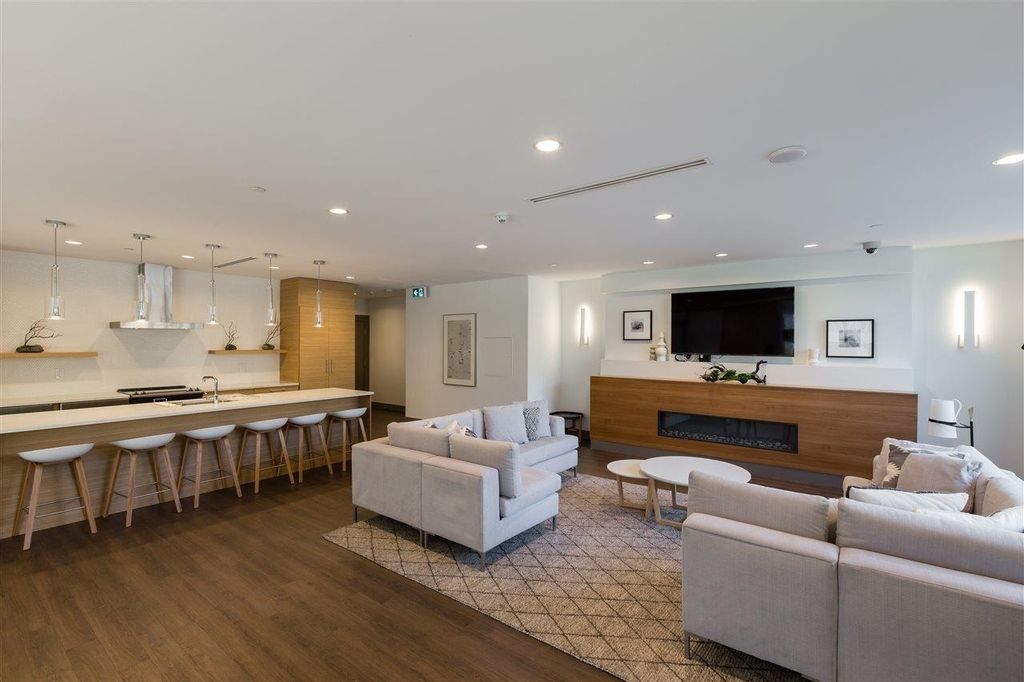 listing image 1102894350616589679
