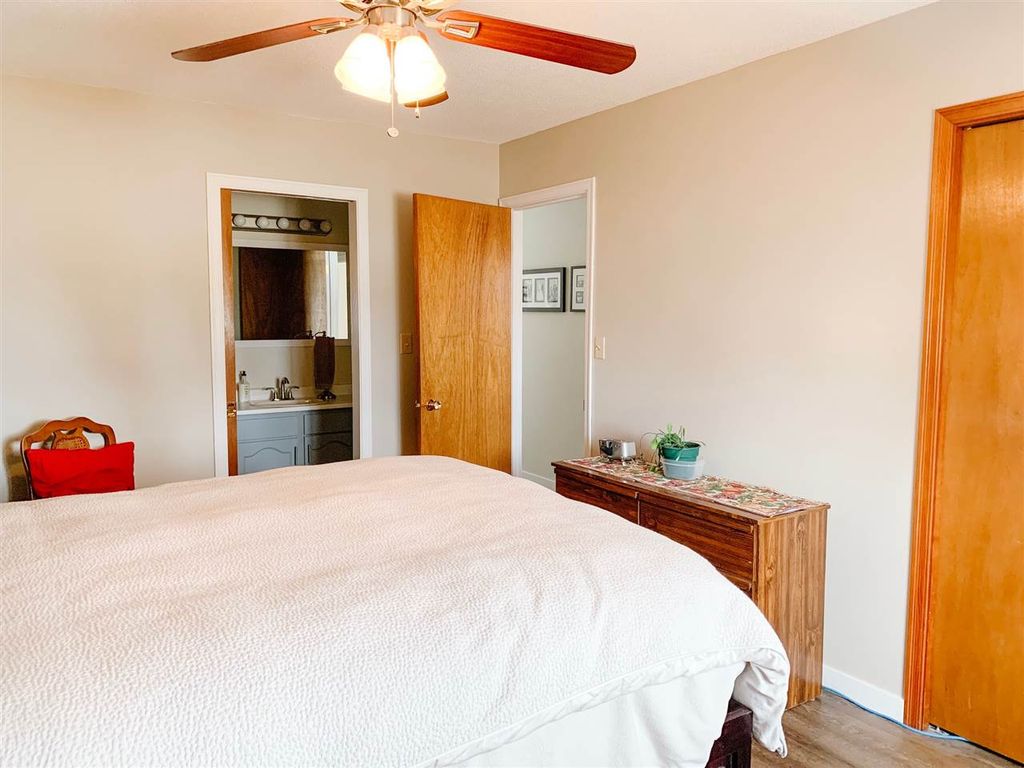 listing image 1101233911489259522