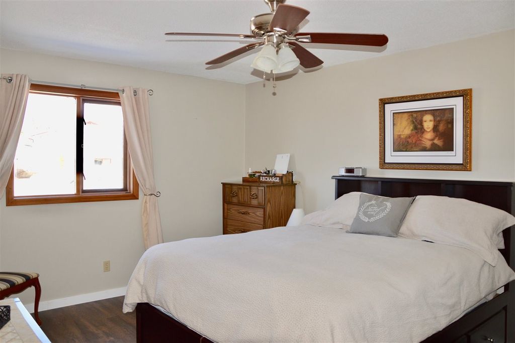 listing image 1105619398587793123