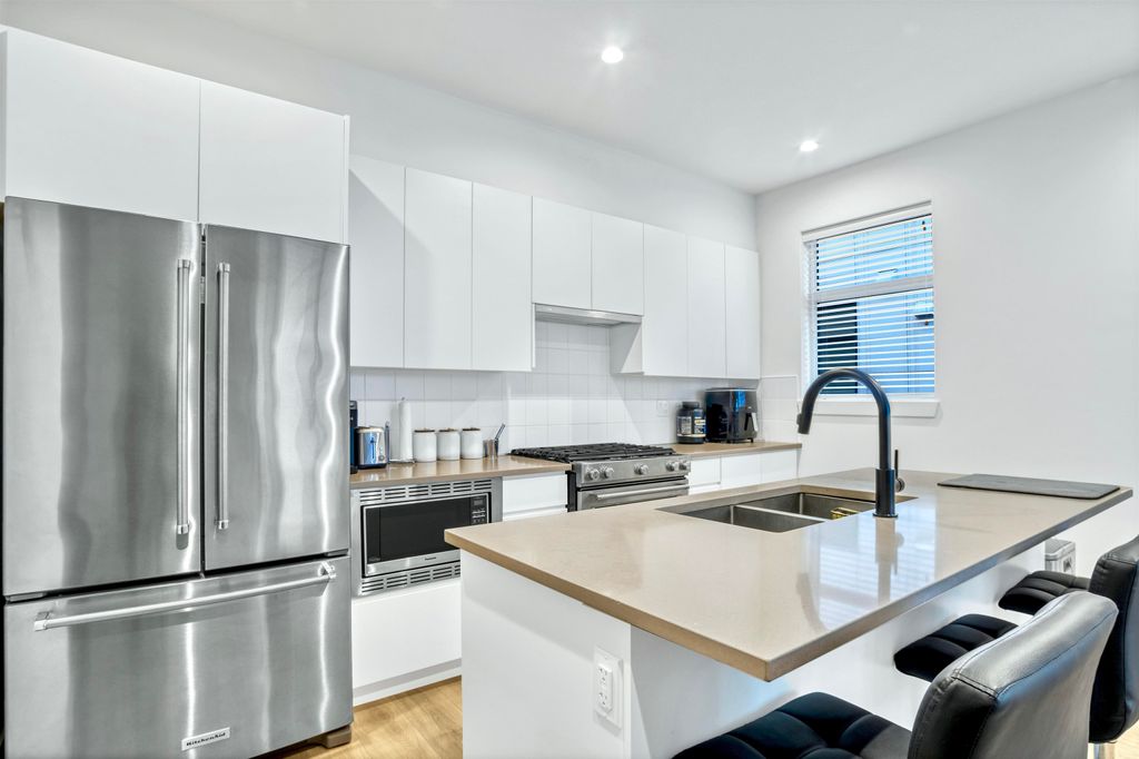 listing image 1109515878147213995
