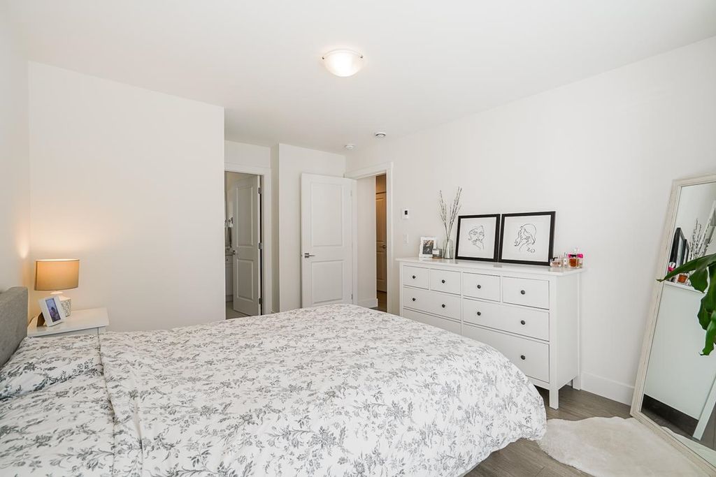 listing image 1104958168386886973