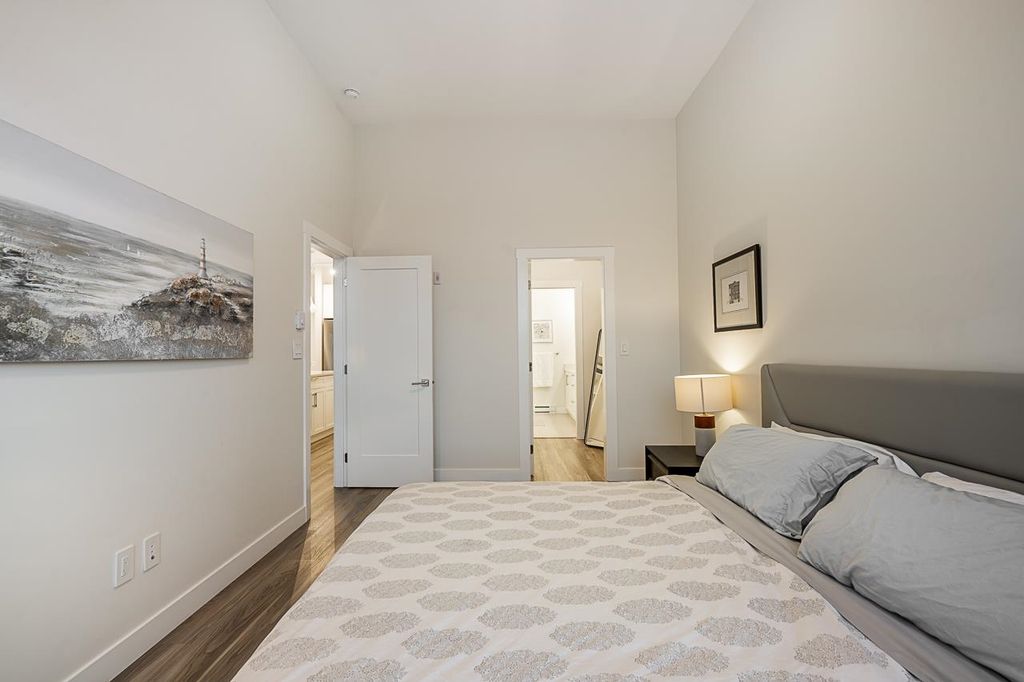 listing image 1105451211017145289