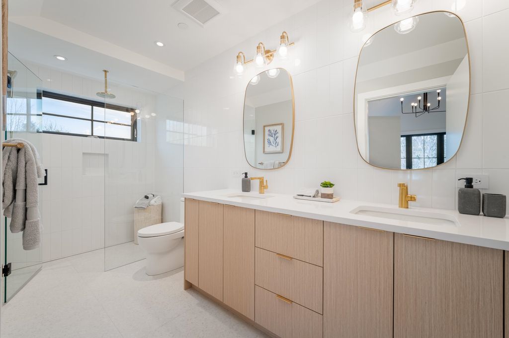 listing image 1100348754619502816