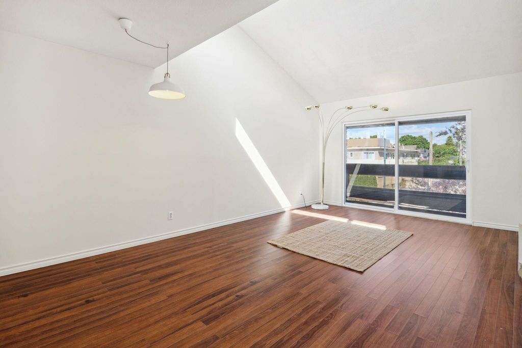 listing image 1100658493796544000