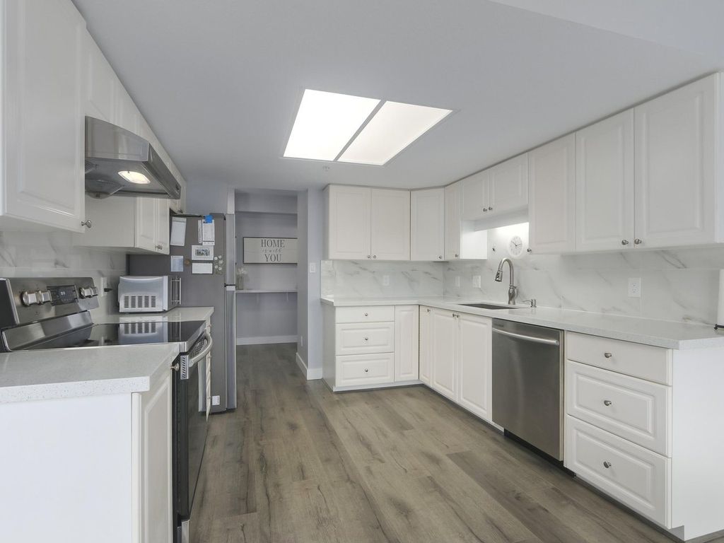 listing image 1109378648066629312