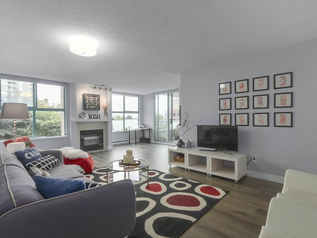 listing image 1106030510156278130