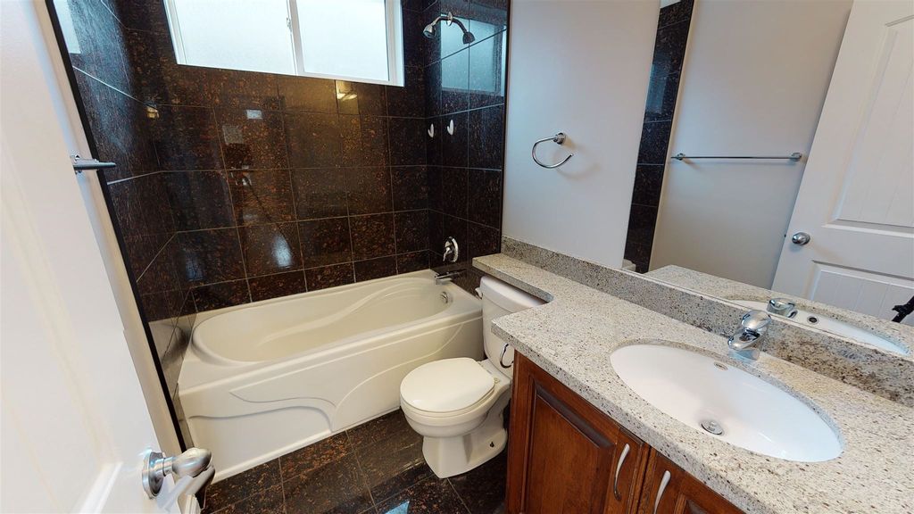 listing image 1107466867963235904