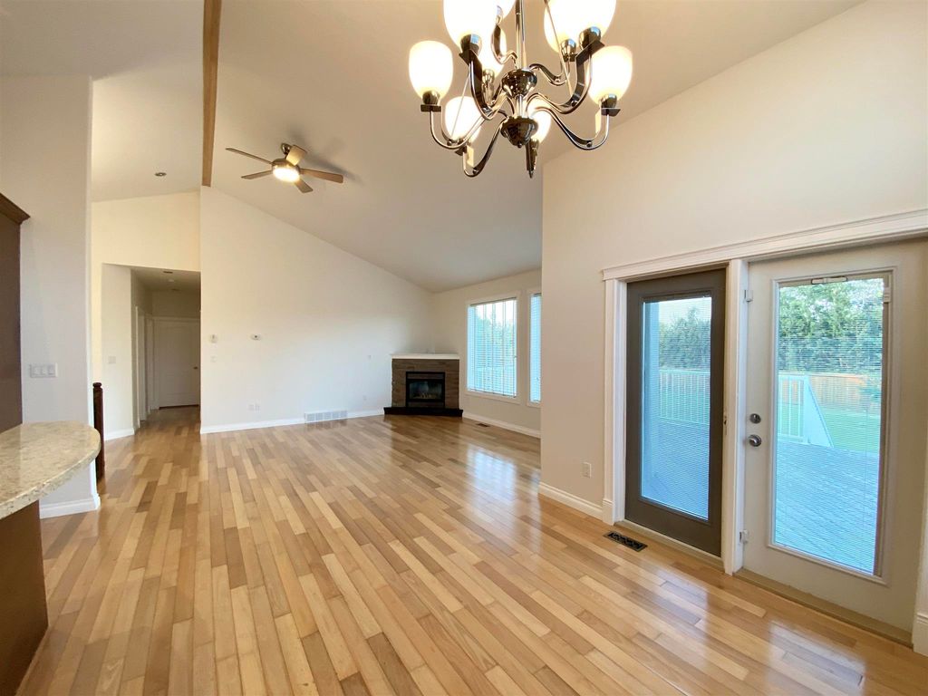 listing image 1104967540330834884