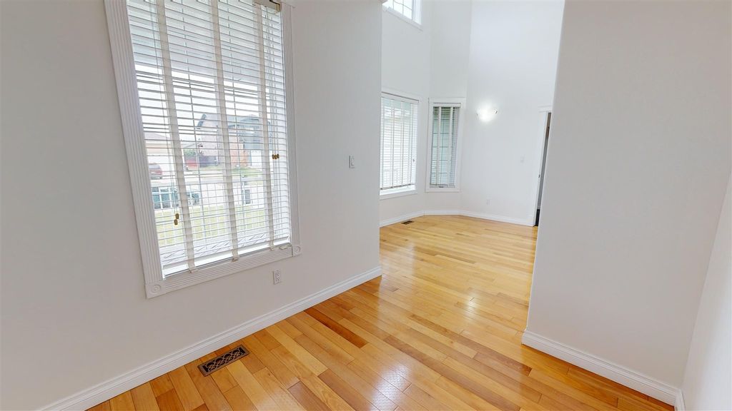 listing image 1105489306207921857
