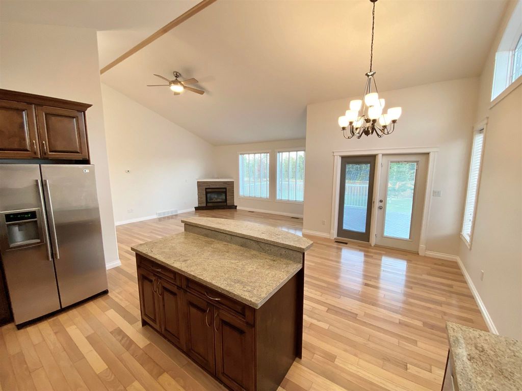 listing image 1109546670463119293