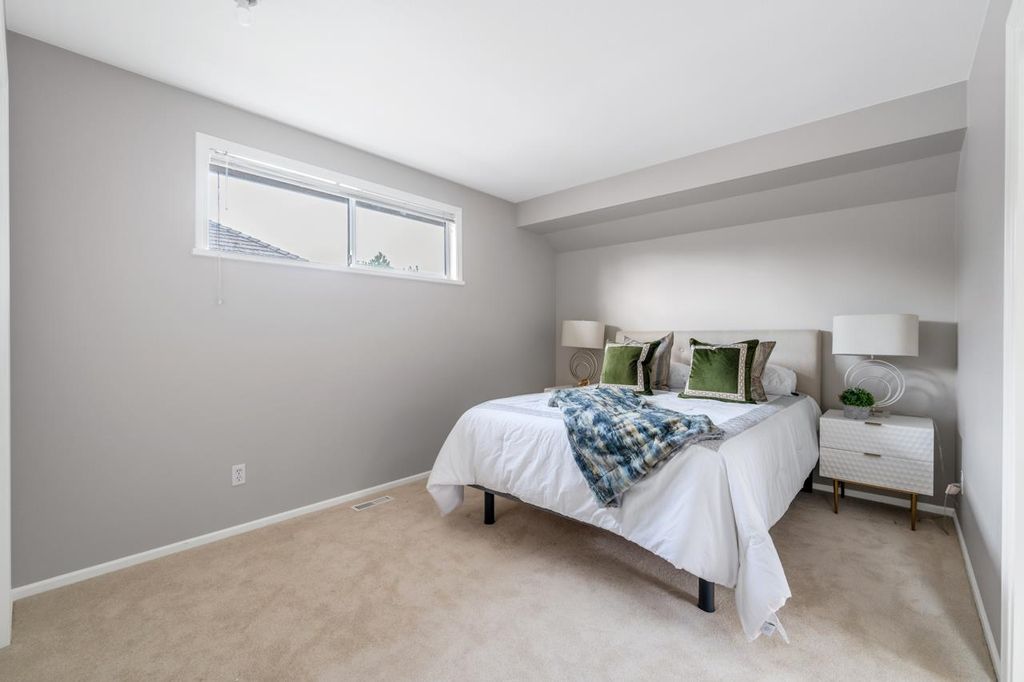 listing image 1103323910293701250