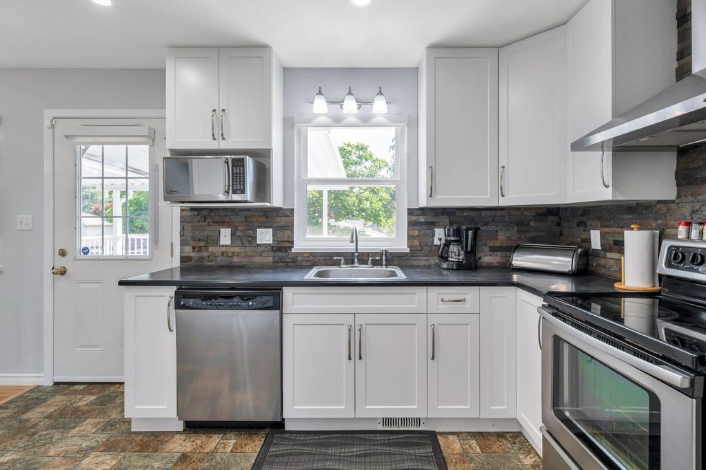 listing image 1104894252905286761