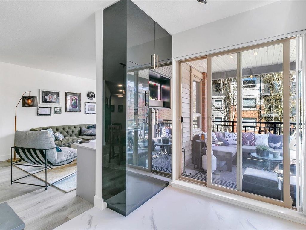 listing image 1102110572176279961