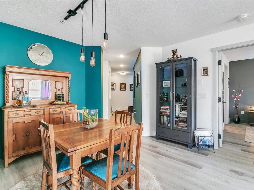 listing image 1102605512375922422