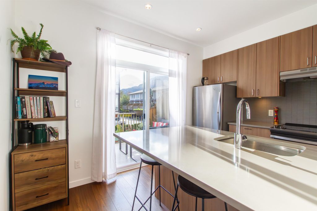 listing image 1101260477838027648