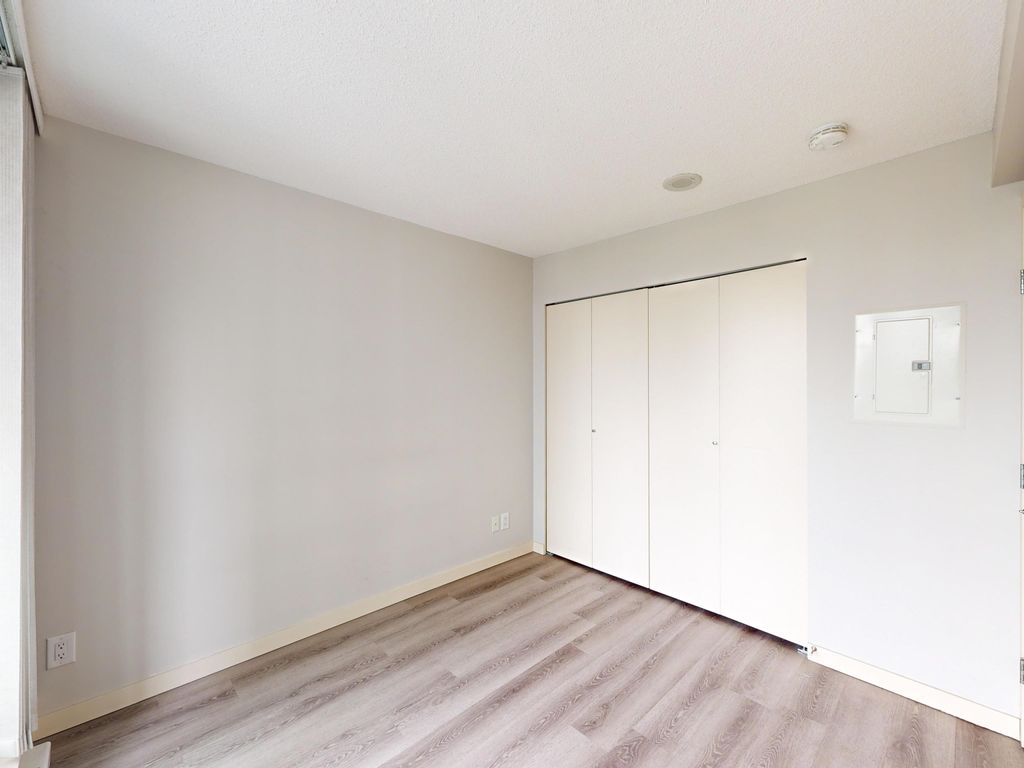 listing image 1107490761600192882