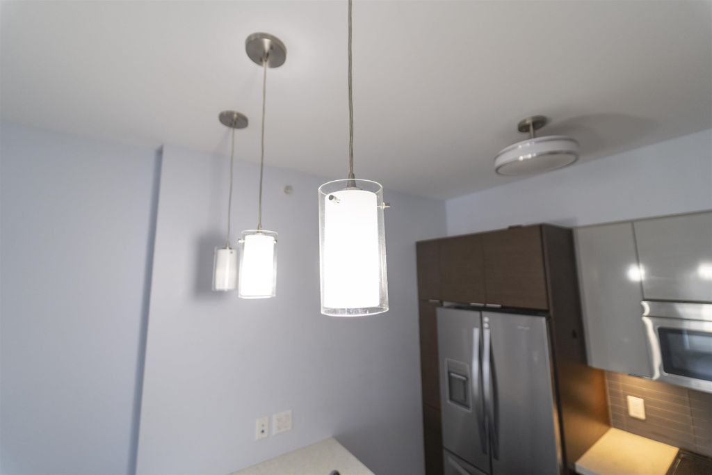 listing image 1102585972172921816