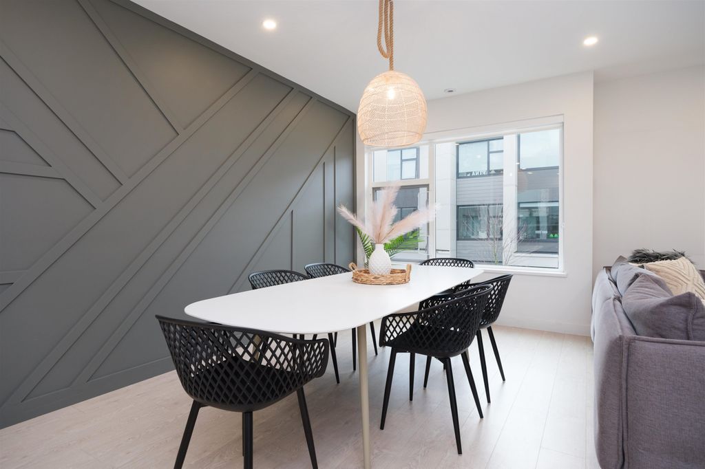 listing image 1104653614750192507