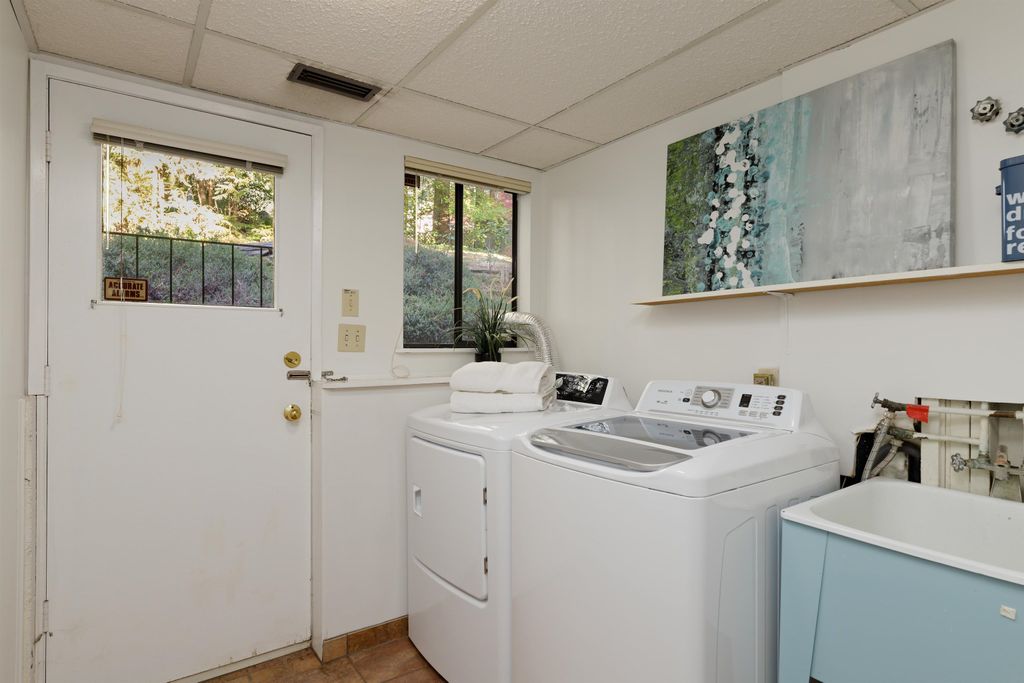 listing image 1104013799499954701
