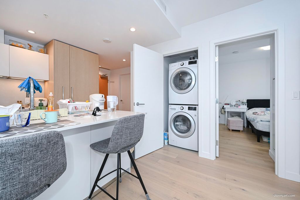 listing image 1104735592123955645