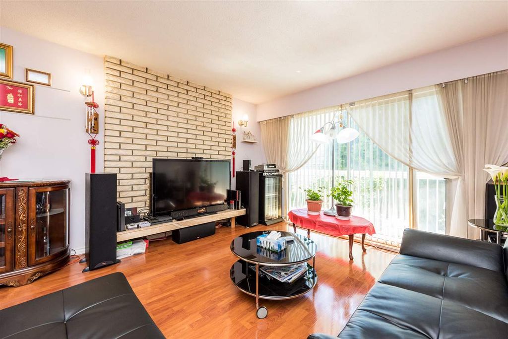 listing image 1102743658501999872