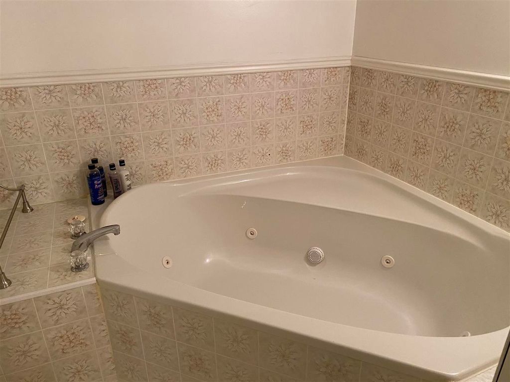 listing image 1102836415135700619