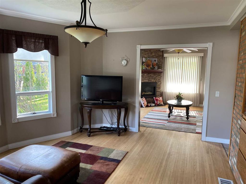listing image 1106944756293068797