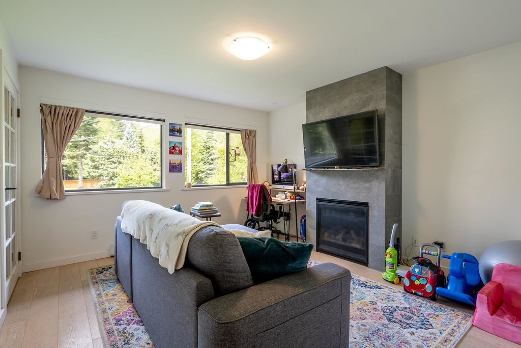 listing image 1102880019262885058