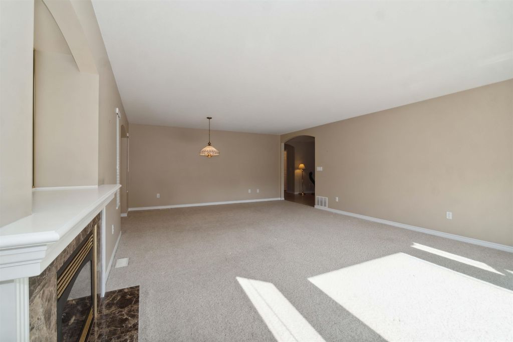 listing image 1100578891159643382