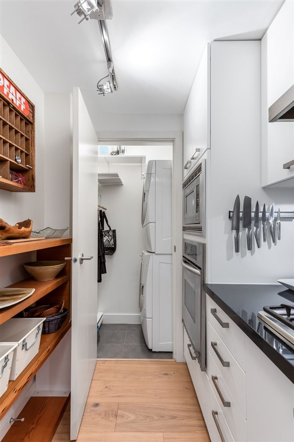 listing image 1102807589791392328