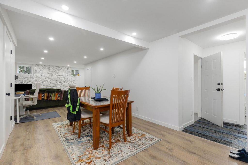 listing image 1101802284325060800
