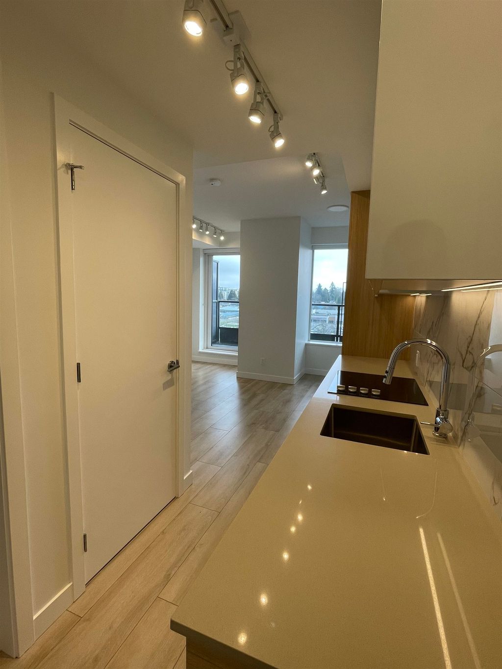 listing image 1104610870154893509