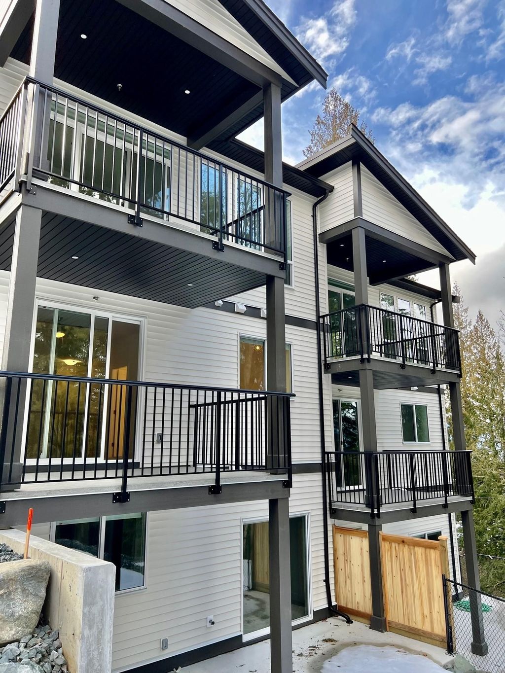 listing image 1100768827302375493