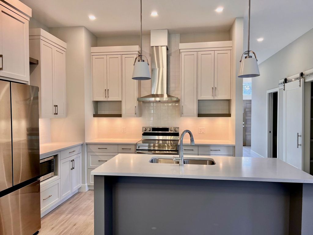 listing image 1105792077533848328