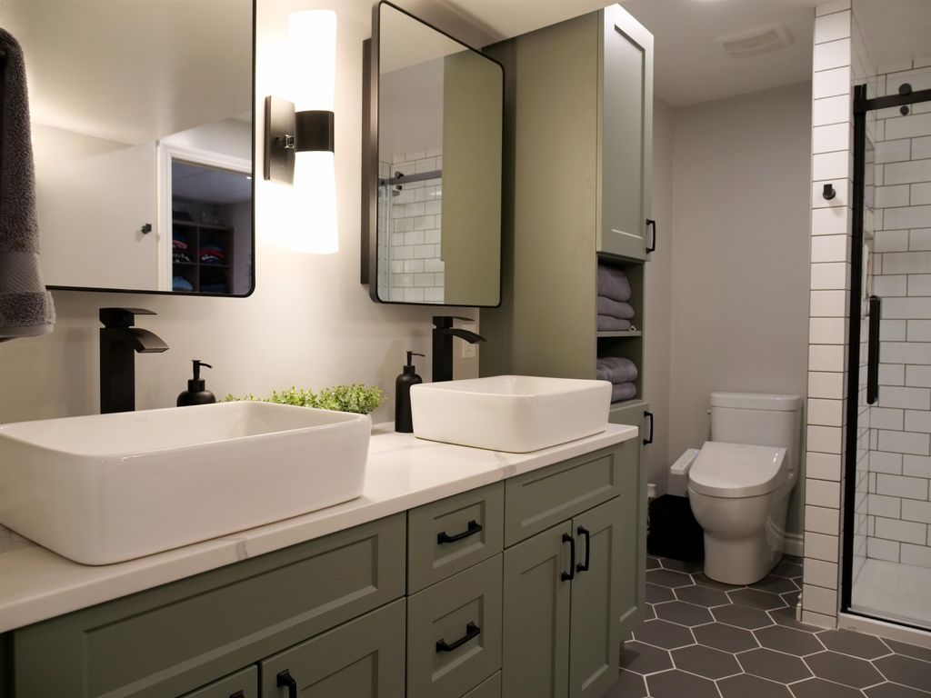 listing image 1105592456846884803