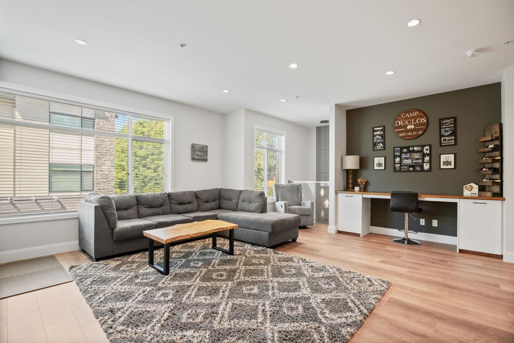 listing image 1106941998660676541