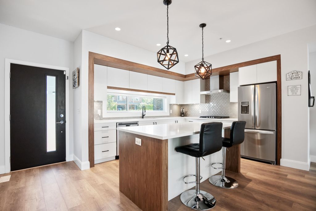 listing image 1107000661789399866