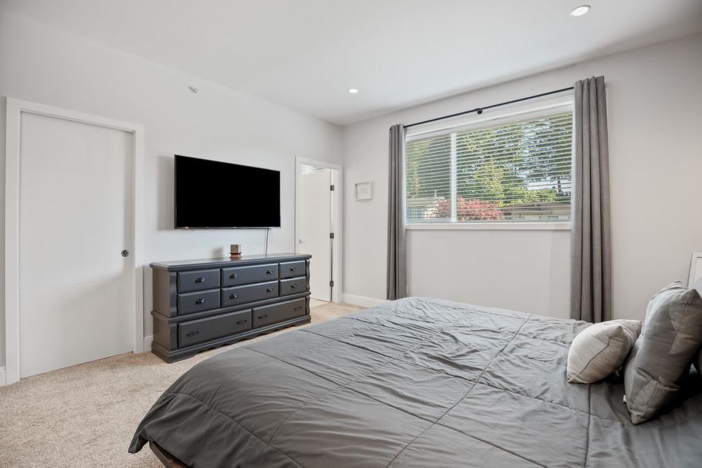 listing image 1107471219416404213