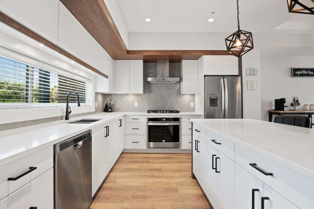 listing image 1103153740600942717