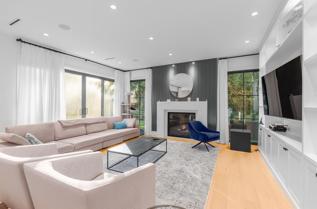 listing image 1107678625661678721