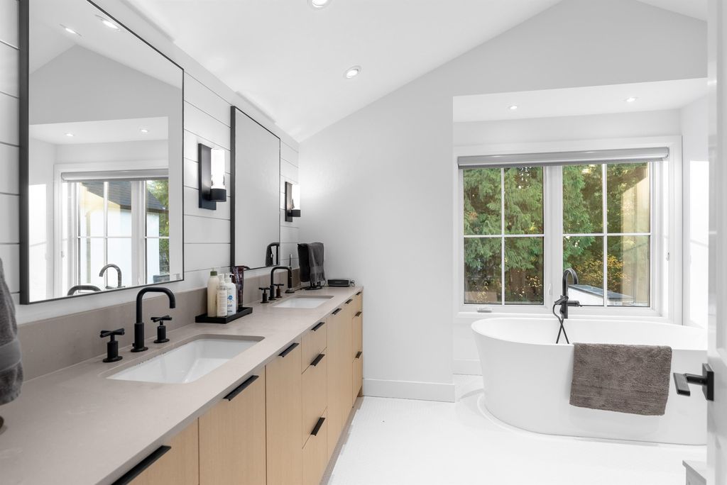 listing image 1104545832522636218