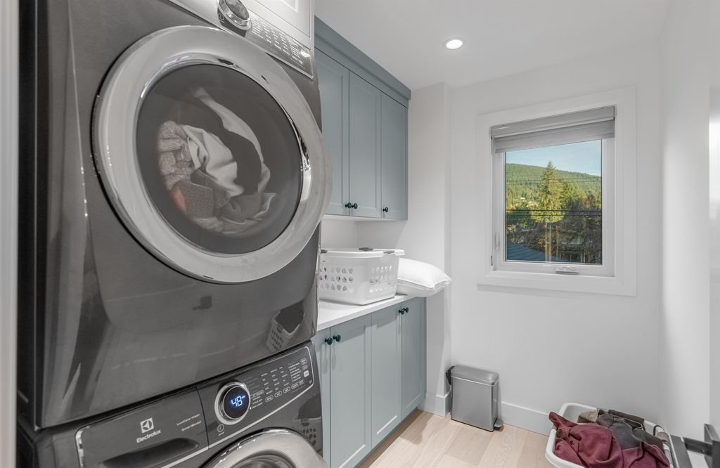 listing image 1106176317268218373